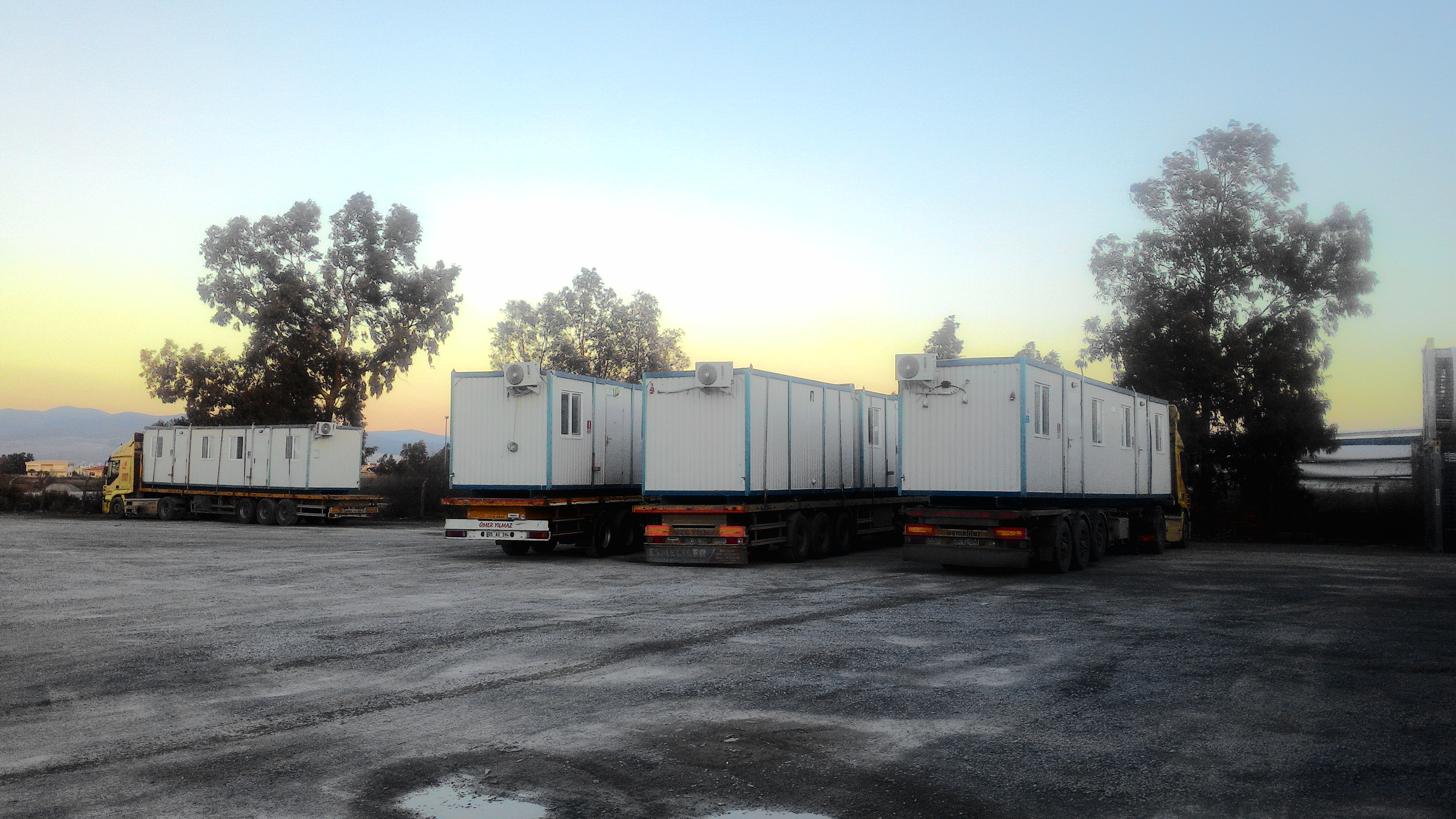 Loading the containers, earthquake, Çanakkele region, Turkey